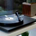Rega-Planar-1-Plus-ligestyle