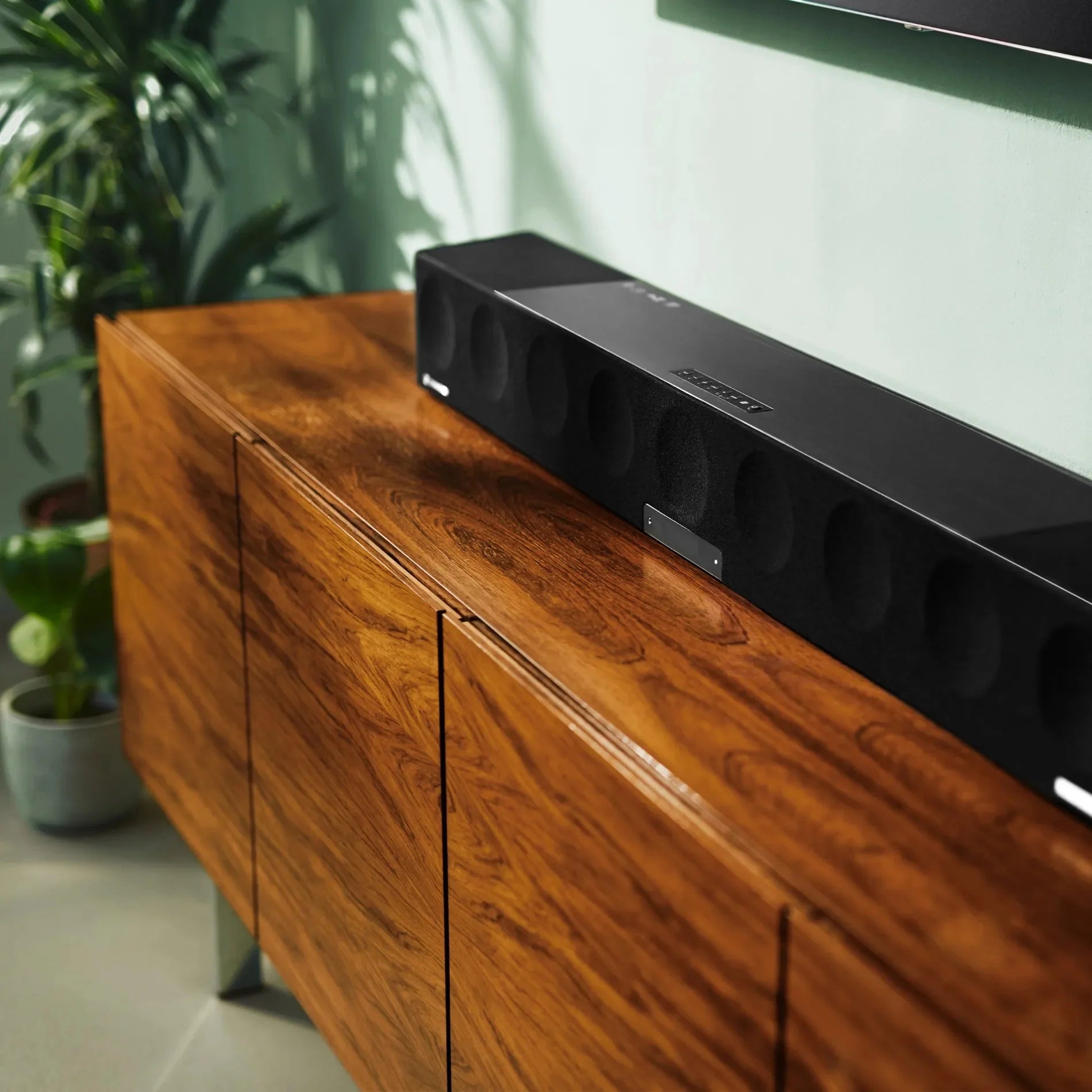 Sennheiser-AMBEO-Soundbar-Max-lifestyle