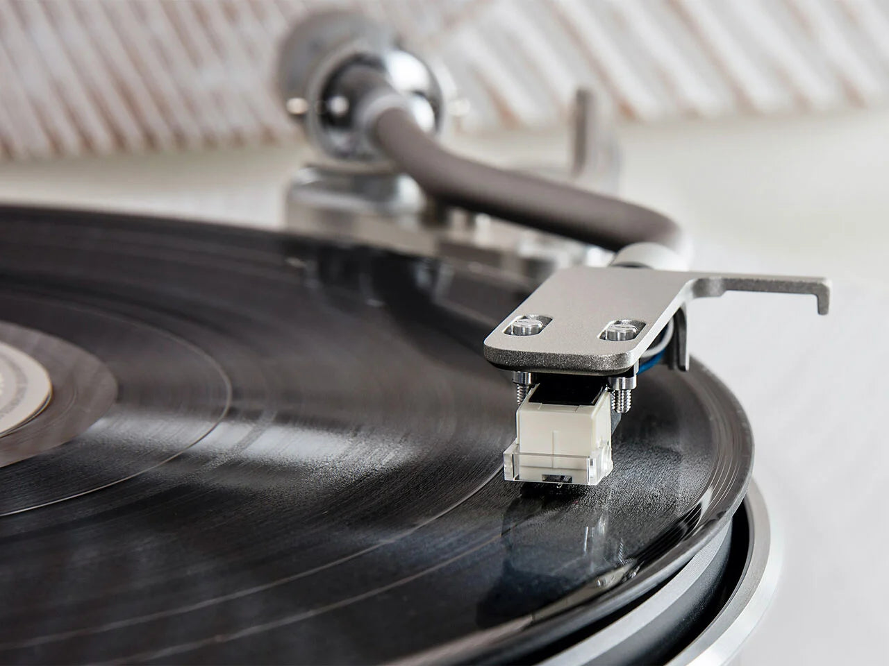 denon-DP-400-White_scene-4