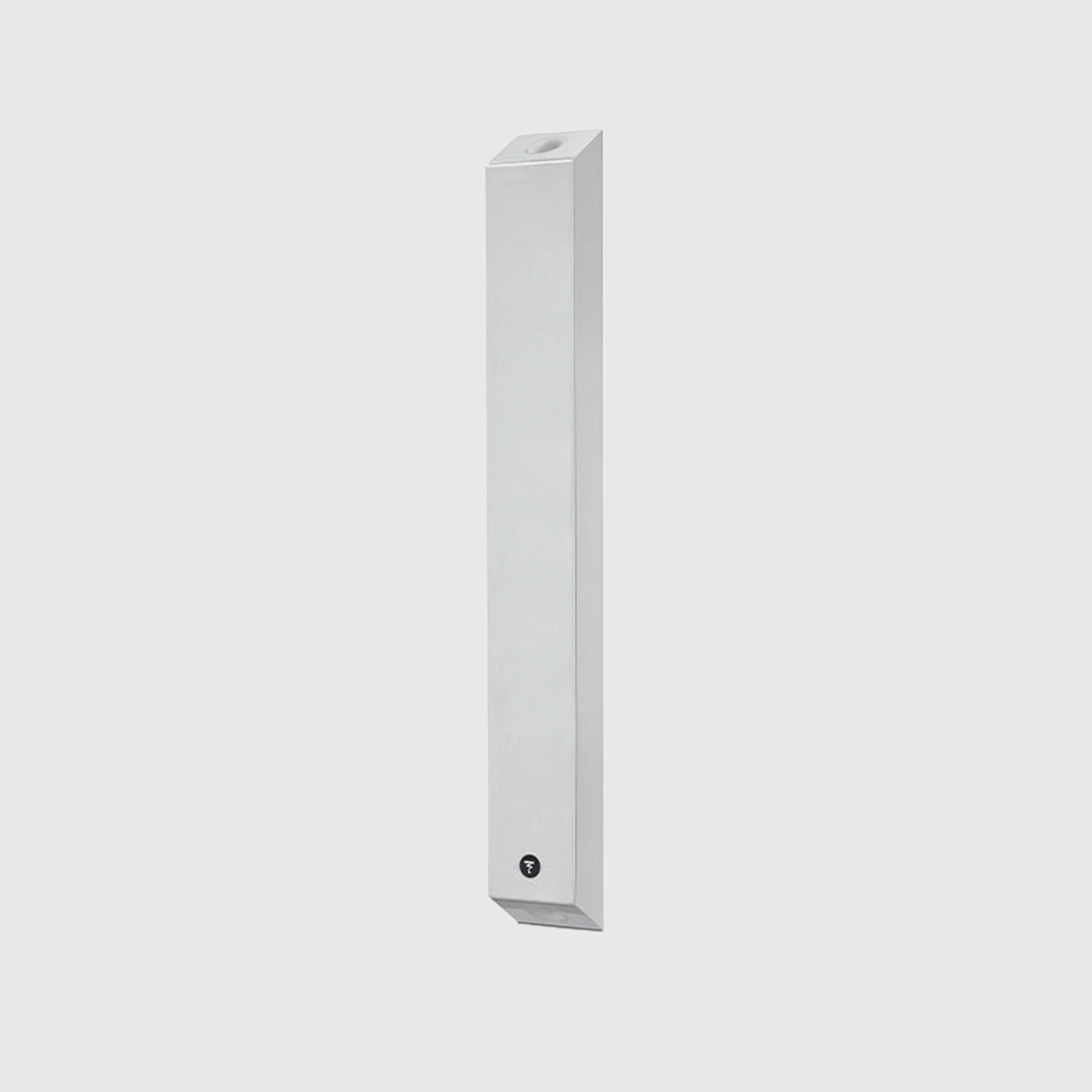 focal on wall 302 blanco aside