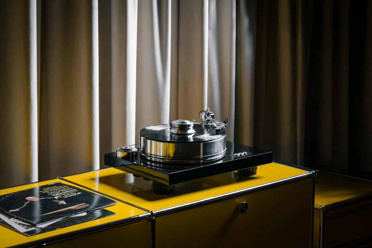 pro-ject-Signature-10-piano-black-lifestyle-1-scaled