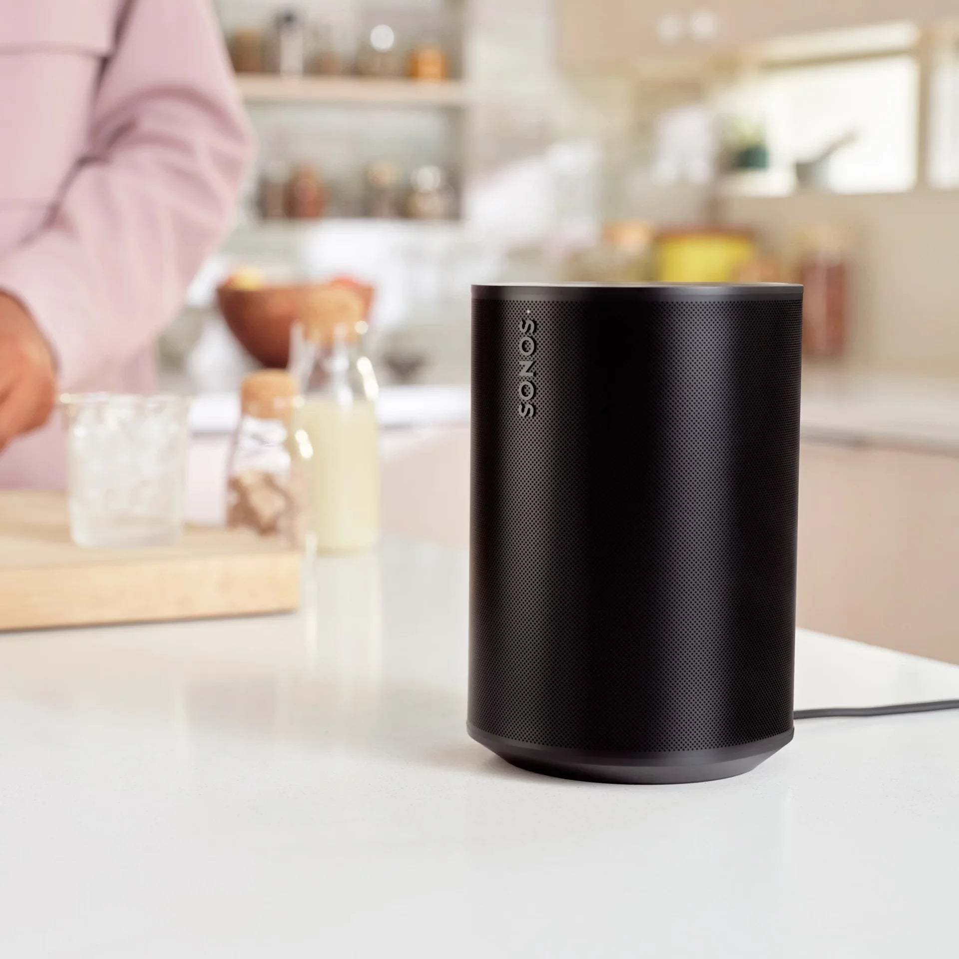 sonos-era-100-negro-lifestyle