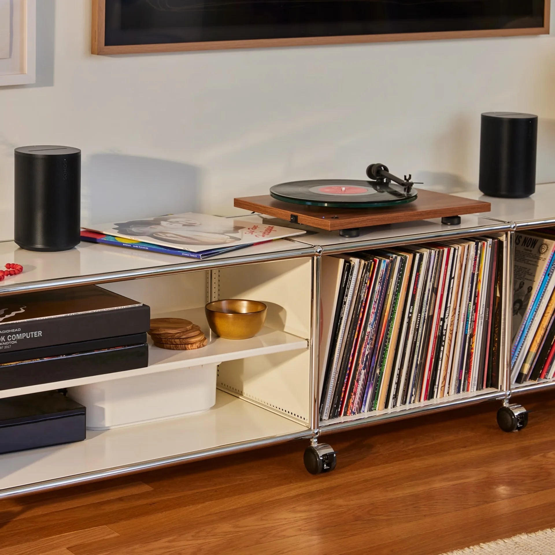 sonos-era-100-sl-negro-lifestyle