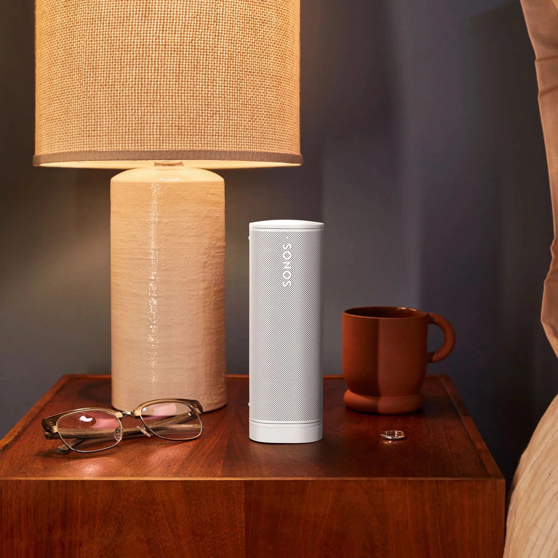 sonos-roam-2-blanco-lifestyle